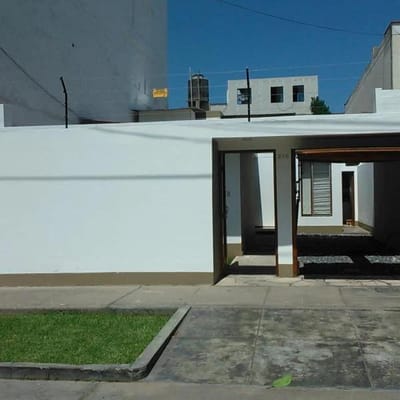 Casa de una planta frente a parque límite con Miraflores