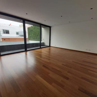 SE VENDE DEPARTAMENTO DE LUJO, SAN ISIDRO -DE ESTRENO, A 1 CDRA DEL GOLF