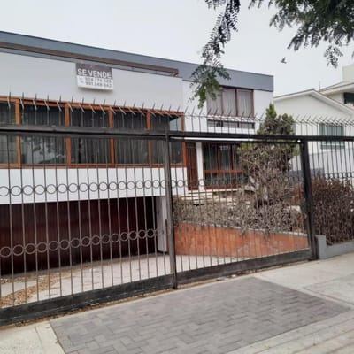 SE VENDE CASA COMO TERRENO- SAN ISIDRO-PERFECTO PARA PROYECTOS INMOBILIARIOS
