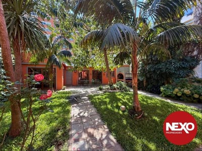 IDEAL 2 FLIAS., VIVIR Y CONSULTORIO, ESCR., DORM. C/BAÑO EN SUITE EN P. BAJA + PLANTA ALTA, EN 2° PLANTA OFICINA INDEPENDIENTE, PRECIOSO FONDO DE 250 m2 C/BARBACOA, GGES. C/ PASAJE LATERAL.