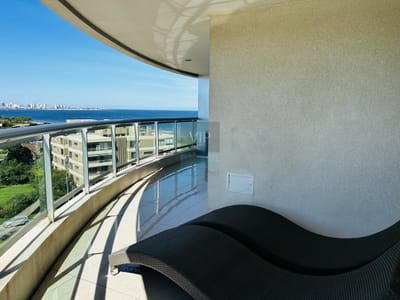 Venta apartamento  2 dormitorios en suite + dependencia Playa Mansa - Punta del Este