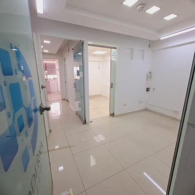 VENDO BELLA OFICINA COMERCIAL  AMBIENTES O COMO DEPA BAO COMPLET MTS