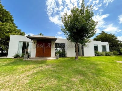 En Venta Casa De 2 Dormitorios En Colonia Del Sacramento