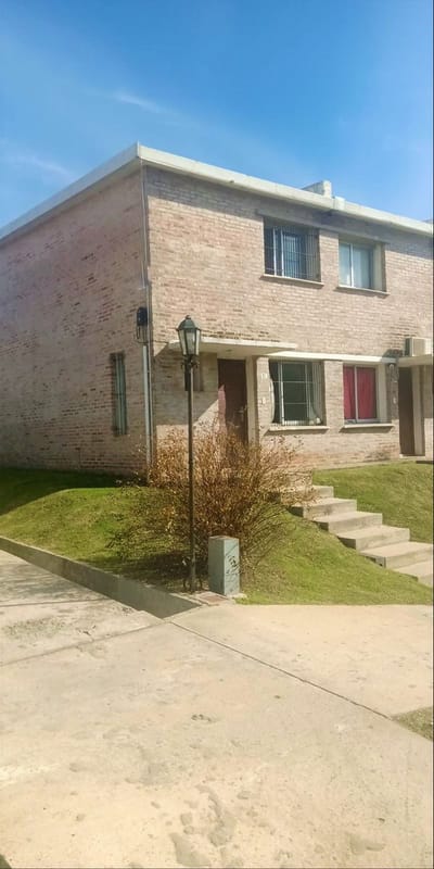 EN VENTA: Impecable vivienda en zona comercial.