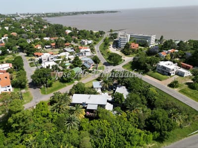 EN VENTA EXCLUSIVA PROPIEDAD 2619M2 DE DISEÑO MODERNO, INTEGRADA CON LA NATURALEZA, COLONIA.
