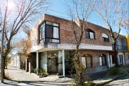 EN VENTA LOCAL COMERCIAL EN PB Y APTO DE 2 DORMITORIOS EN PA, UBICADOS EN IMPORTANTE ESQUINA BARRIO PUEBLO NUEVO A METROS DEL SHOPPING DE COLONIA