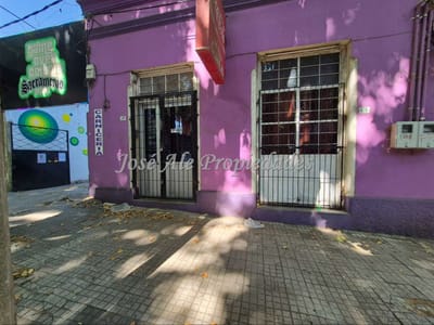 EN VENTA 2 LOCALES COMERCIALES EN EL CENTRO DE COLONIA, A METROS DE LA AV PRINCIPAL GRAL FLORES