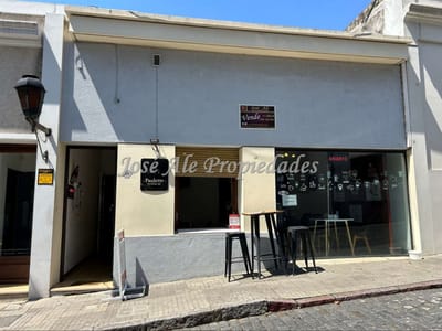 EN VENTA IMPORTANTE PROPIEDAD DE 4 DORMITORIOS CON LOCAL COMERCIAL, UBICADA EN EL CORAZON DEL BARRIO HISTORICO DE COLONIA.