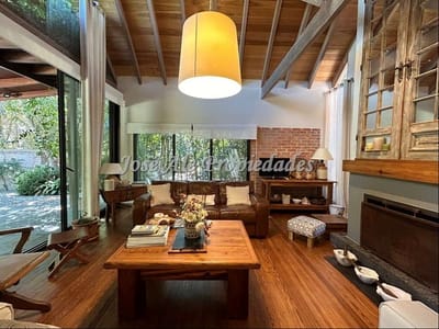 EN VENTA NUEVO PRECIO !! IMPORTANTE PROPIEDAD DE 4 DORMITORIOS, UBICADA A 1 CUADRA DE LA RAMBLA COSTANERA Y PLAYAS DE COLONIA.