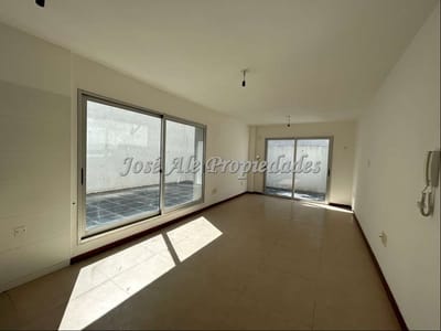 EN ALQUILER MONOAMBIENTE O POSIBLE 1 DORMITORIO SOBRE LA RAMBLA DE COLONIA