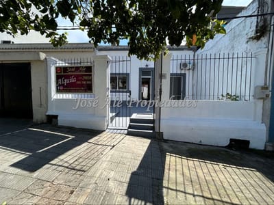 EN ALQUILER CASA UBICADA A 50M DE AV ARTIGAS, EN EL CENTRO DE COLONIA.