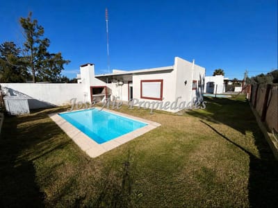 EN ALQUILER APARTAMENTO DE 2 DORMITORIOS CON PISCINA, COLONIA DEL SACRAMENTO