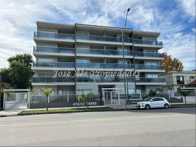 EN VENTA APARTAMENTO DE 2 DORMITORIOS EN PLANTA BAJA UBICADO EN EDIFICIO SOBRE LA RAMBLA DE COLONIA.