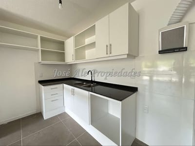 EN VENTA APARTAMENTO DE 1 DORMITORIO EN PRIMER PISO, SOBRE LA RAMBLA DE COLONIA Y A METROS DE LAS PLAYAS