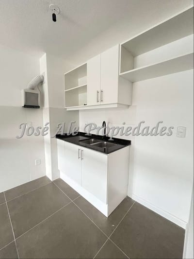 EN ALQUILER APARTAMENTO DE 1 DORMITORIO EN SEGUNDO PISO, UBICADO EN EDIFICIO SOBRE LA RAMBLA DE COLONIA.