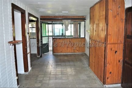 EN ALQUILER VIVIENDA EN PLANTA BAJA UBICADA EN COMPLEJO INVE, A METROS DEL SHOPPING DE COLONIA Y ZONA COMERCIAL TRES AVENIDAS.