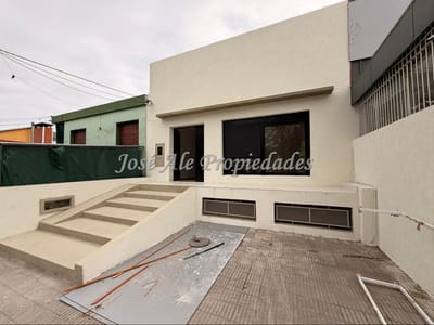 EN ALQUILER CASA DE 2 DORMITORIOS EN ZONA CENTRICA A 100M DE LA RAMBLA DE COLONIA.