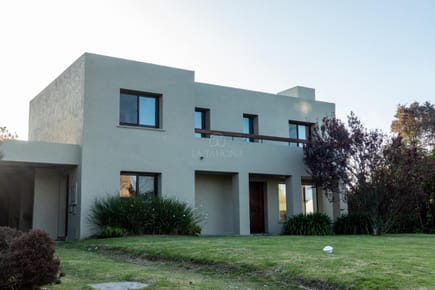 Cómoda casa en Lomas, precioso Jardin