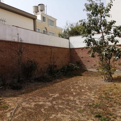 VENDO CASA COMO TERRENO EN  MIRAFLORES ESQUINA FRENTE A PARQUE