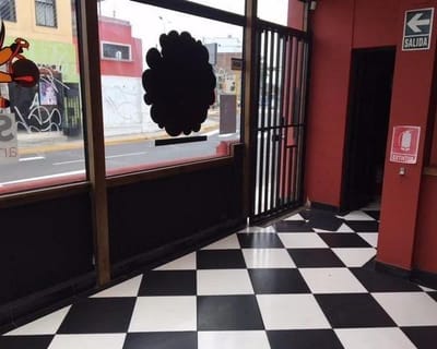 VENDO LOCAL COMERCIAL BIEN UBICADO POR OVALO BALTA DE BARRANCO