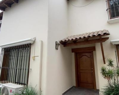 VENDO AMPLIA CASA POR EMBAJADA AMERICANA  SURCO