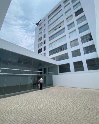 VENDO AMPLIAS OFICINAS EMPRESARIALES EN EL CENTRO DE MIRAFLORES