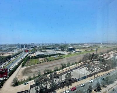 ALQUILO AMPLIA OFICINA EN EXCLUSIVO EDIFICIO EMPRESARIAL