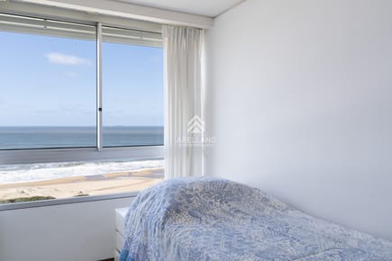 Venta de apartamento de 3 dormitorios y dep. de servicio en Punta del Este