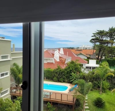 Apartamento en venta y alquiler temporal, 3 dormitorios, frente al mar Playa mansa, Punta del Este
