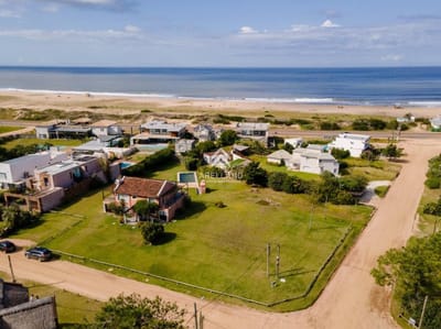 Amplia casa de 4 dormitorios en Montoya, La Barra vista al mar