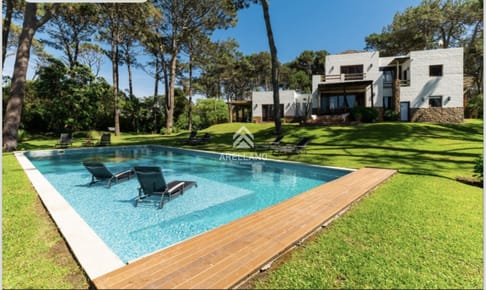 Excelente casa de 5 dormitorios mas dependencia y gran parque a 200 metros de la Playa de Montoya en alquiler de temporada