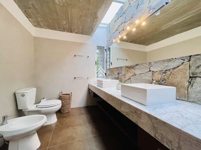 Excelente Casa de 5 Dormitorios en Alquiler, Manantiales, La Barra