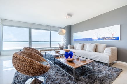 Moderno Apartamento sobre playa Brava en torre Le Parc, cuenta con 2 dormitorios más dependencia de servicio. Punta del Este