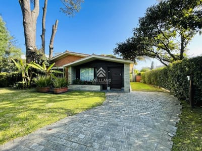 Casa de 3 Dormitorios, Piscina Climatizada y Parrillero en Playa Mansa, Punta del Este
