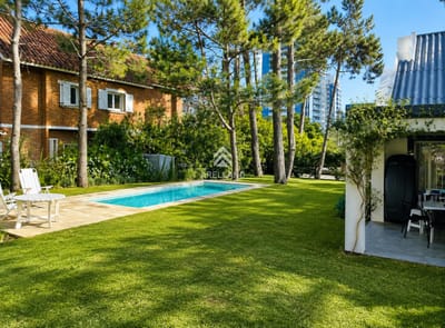 Alquiler temporada Casa de 3 Dormitorios más Dependencia y Piscina, en Aidy Grill Punta del Este, Ubicada a pasos del Mar