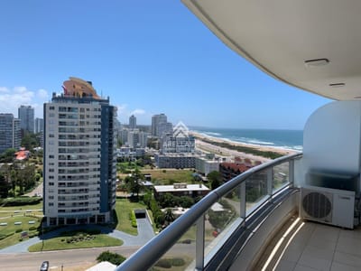 Alquiler temporal apartamento de 3 dormitorios en Punta del Este.-