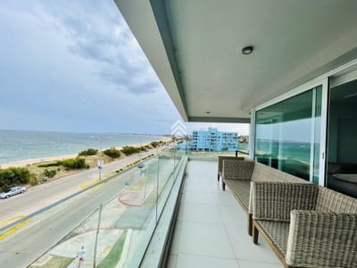 Venta Apartamento de 3 Dormitorios y Parrillero Frente al Mar, Playa Mansa
