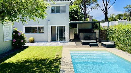 Alquiler temporario de casa a 4 cuadras de Playa Mansa con 5 dormitorios y piscina, Punta del Este
