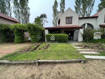 Venta Casa en Barrio privado con piscina y cancha de tenis.Zona Pinares