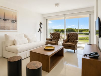 Alquiler de temporada Apartamento de 3 Dormitorios Primera Línea del Mar, Playa Brava Punta del Este
