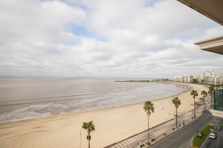 Exclusiva planta apaisada frente al mar en Pocitos 3 dormitorios y servicio