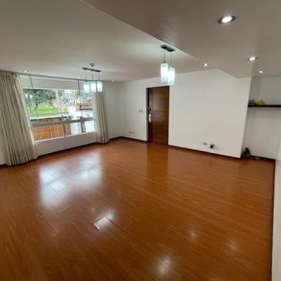 AMPLIO EN ER PISO CON GRAN TERRAZA FRENTE A PARQUE Y LMITE CON MIRAFLORES