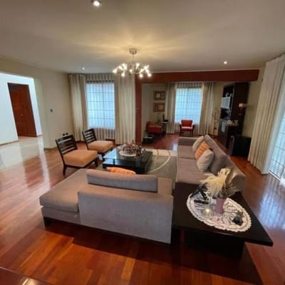 Vive en Grande Rodeado de jardines amplios dormitorios  Cocheras y  niveles