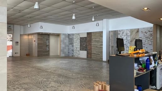 Venta Predio De 8000m2 Salida A 2 Calles A Metros De Camino Maldonado, Totalmente Hormigonado, Galpones, Oficinas Y Local Comercial.