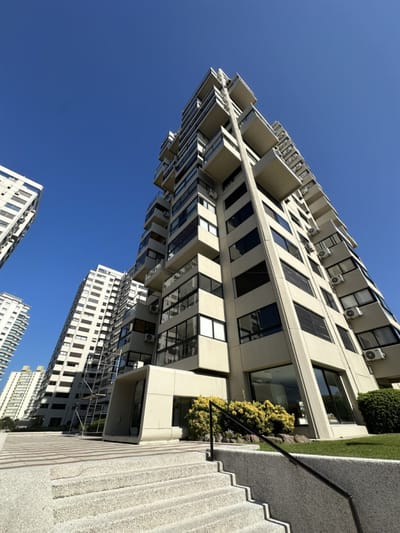 Venta Apartamento 3 Dormitorios y Dependencia en Parquemar Center