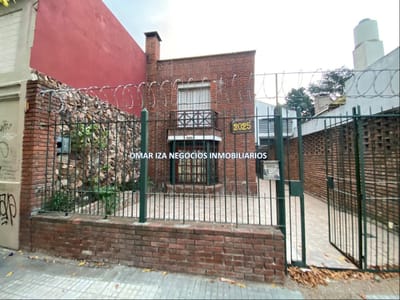 VENTA CASA LA COMERCIAL, 3 DORMITORIOS, JARDIN, 2 BAÑOS, PATIO CON PARRILLERO, PROX TRES CRUCES