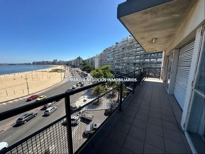 Venta apartamento 4 dormitorios Pocitos, sobre Rambla con excelente vista. Terraza y garaje.