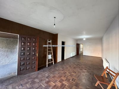 VENTA CASA EN VILLA DOLORES, 4 DORMITORIOS, 3 BAÑOS, GARAGE, EXCELENTE UBICACION, IDEAL EMPRESA CONSTRUCTORA