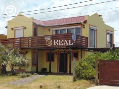 Casa muy cercana al mar con piscina.
