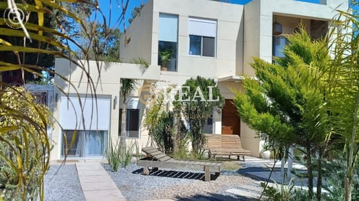 Se alquila moderna casa a una cuadra del mar